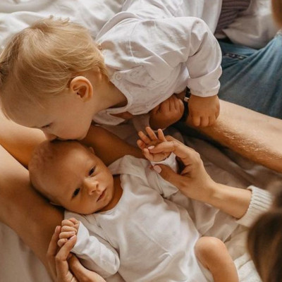 Παιδιά φωτογραφίζονται με το μωρό αδερφάκι τους (pics)