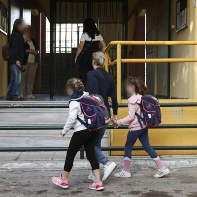Σχολεία: Αυτό το SMS πρέπει να στείλουν οι γονείς στο 13033 για να συνοδεύσουν τα παιδιά τους