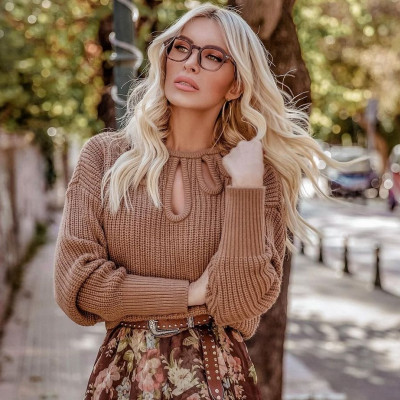 Η Κατερίνα Καινούργιου εντυπωσιάζει φορώντας μόνο ένα λευκό πουκάμισο