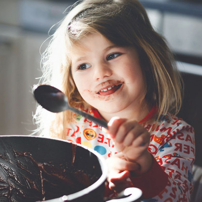 Μαγειρεύουμε παίζοντας: Μπισκότα πραλίνας με 3 υλικά (vid)