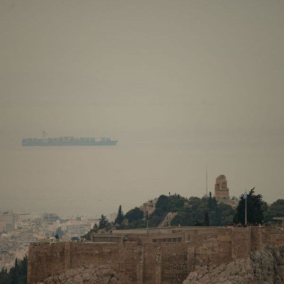 Καιρός ΤΩΡΑ: Προσοχή! Αποπνικτική ατμόσφαιρα στην Αθήνα – Αφρικανική σκόνη λίγο πριν τις καταιγίδες