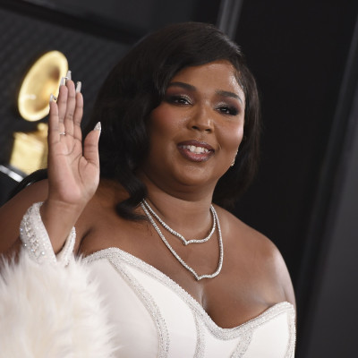 Το νέο μανικιούρ της Lizzo είναι ό,τι πιο girly είδαμε τελευταία