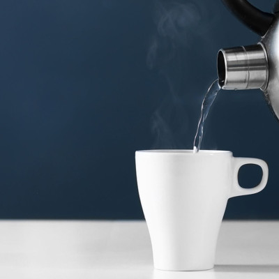 Πότε πρέπει να πίνετε ζεστό νερό – Πού βοηθά (εικόνες)