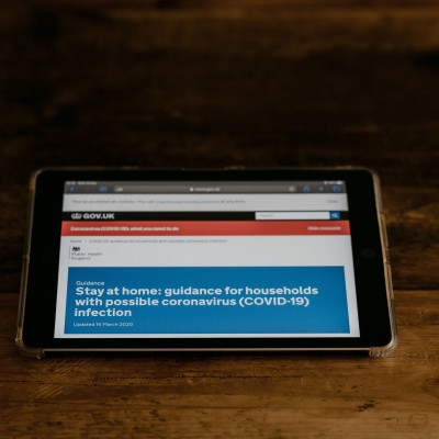 Γίνεται να κολλήσει Covid η συγκάτοικός σου, αλλά όχι εσύ;