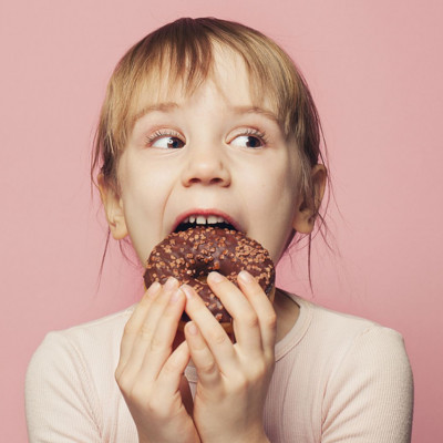 Φτιάξτε σε 1 λεπτό & με 2 υλικά mini donuts (vid)