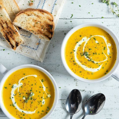 Αντιοξειδωτική σούπα με καρότο, κουρκουμά και ρόφημα σόγιας από τον Άκη