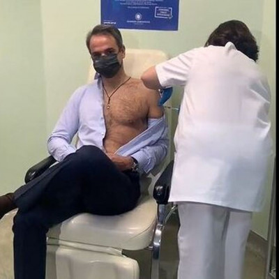 Ο Κυριάκος Μητσοτάκης έκανε τη δεύτερη δόση του εμβολίου για τον κορονοϊό