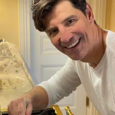 Σάκης Ρουβάς: Έφτιαξε ένα φοβερό γλυκό για την οικογένειά του