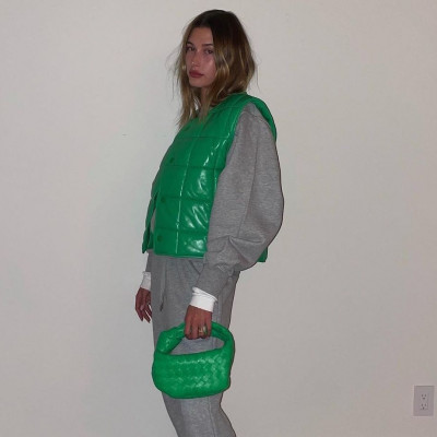 Η φόρμα της Hailey Bieber είναι ό,τι πιο cool μπορείς να φορέσεις αυτές τις μέρες