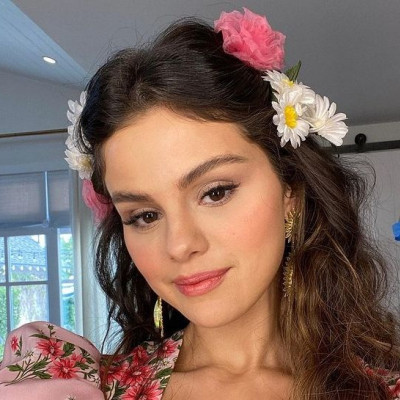 Βρήκαμε όλα τα προϊόντα για να πετύχεις αυτό το παραμυθένιο μακιγιάζ της Selena Gomez