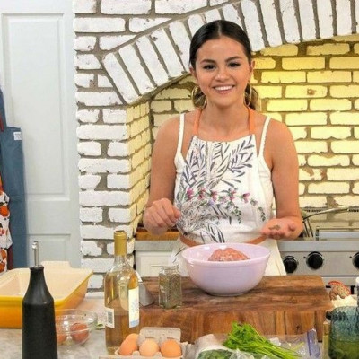 Η Selena Gomez μπήκε στην κουζίνα της και το θέαμα είναι ξεκαρδιστικό (vid)