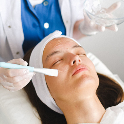 Να τι συμβαίνει στο δέρμα σου όταν κάνεις peeling