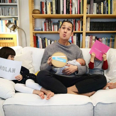 Χαμός στο σαλόνι του Σωτήρη Κοντιζά - Δείτε πώς παίζουν τα παιδιά του