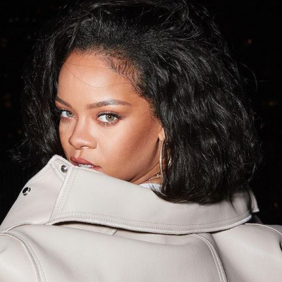 Μπορείς να φανταστείς πώς βγάζει τα σκουπίδια η Rihanna;