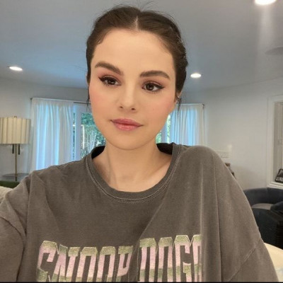 Η Selena Gomez φόρεσε το ωραιότερο παλτό που θα δεις σήμερα