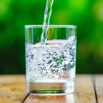 Ανθρακούχο νερό (σόδα): 18 χρήσεις που δεν γνωρίζετε αλλά σας λύνουν τα χέρια (εικόνες)