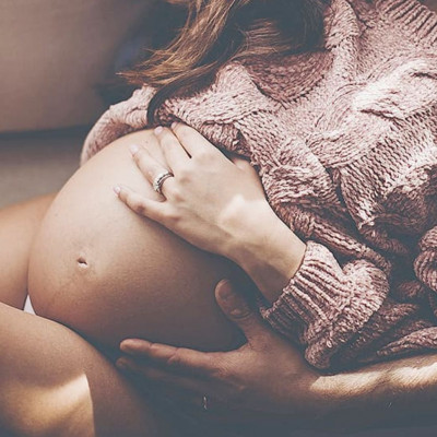 Έγκυες ποζάρουν στον φωτογραφικό φακό και μας δείχνουν τις κοιλίτσες τους