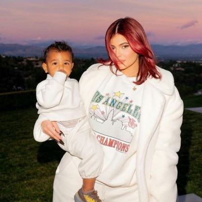 Η Kylie Jenner δεν είχε ποτέ στο παρελθόν τόσο μακριά μαλλιά