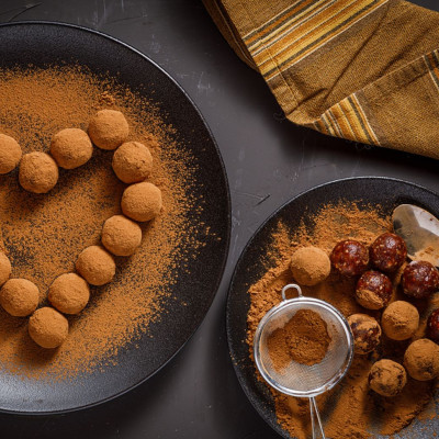 Υγιεινά τρουφάκια με χουρμάδες για παιδιά