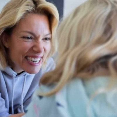 Βίκυ Καγιά: Απίθανες νέες φώτο με τα παιδιά της στο ονειρεμένο σπίτι τους