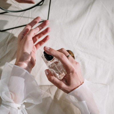 8 μυστικά για να μυρίζει περισσότερες ώρες το άρωμά σου