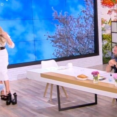 Κατερίνα Καινούργιου: Η αλλαγή παπουτσιών on air και η νέα ατάκα μετά τις φήμες εγκυμοσύνης