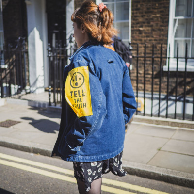 3 εύκολοι DIY τρόποι για να κάνεις το τζιν μπουφάν σου σαν καινούργιο