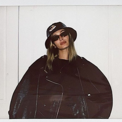 Copy the look: Τα ωραιότερα bucket hats σαν αυτό που φόρεσε η Ηailey Bieber