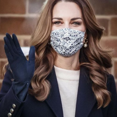 Η Kate Middleton έσπασε το πρωτόκολλο και την είδαμε σε selfie για πρώτη φορά (video)