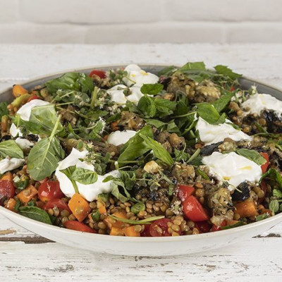 Θες διαφορετικό για σήμερα; Σαλάτα με φακές, μελιτζάνα και γιαούρτι