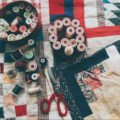 DIY: Φτιάξε μόνη σου τα πιο τέλεια patchwork jeans