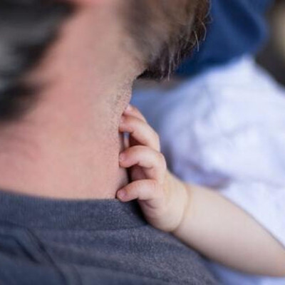 Άδεια τοκετού και σε πατέρες: Ό,τι προβλέπει νομοσχέδιο για νέους γονείς