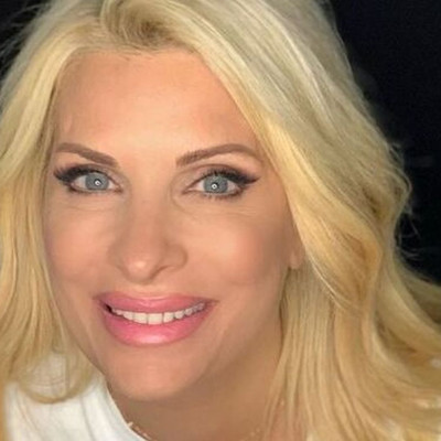 Ελένη Μενεγάκη: Η φωτό από την Άνδρο! Δες την χωρίς μακιγιάζ να μαζεύει κουνουπίδια!