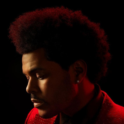 The Weeknd: Το αινιγματικό μήνυμα πίσω από την εμφάνιση με τους επιδέσμους