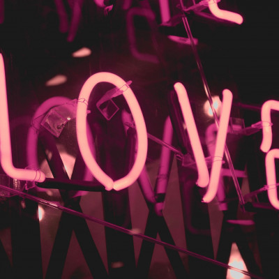 10 ρομαντικά τραγούδια για να μπεις σε St. Valentine mood ASAP