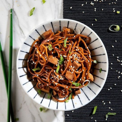 Noodles με κοτόπουλο από τον Άκη Πετρετζίκη