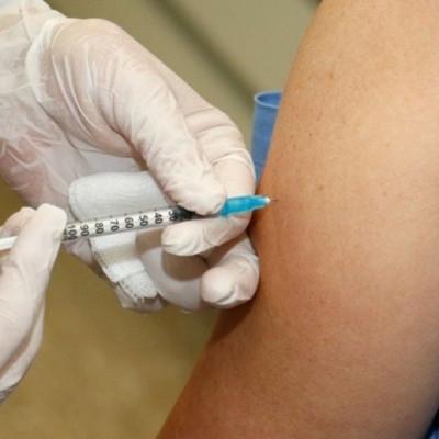 Κορονοϊός: Ποιες παθήσεις επιβάλλουν τον κατά προτεραιότητα εμβολιασμό