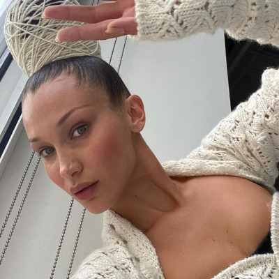 Η Bella Hadid ποζάρει με το μικροσκοπικό μπικίνι της και είναι super hot