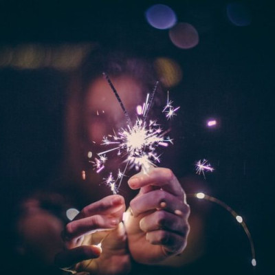 Valentine’s Day: Ο δεκάλογος που θα σε πείσει να μπεις σε γιορτινό mood ακόμη και αν είσαι single