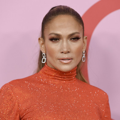 Η Jennifer Lopez εντυπωσιάζει με pixie cut κούρεμα στο επετειακό εξώφυλλο του Allure
