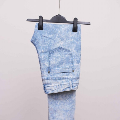 Βαρέθηκες τα jeans σου; Σου έχουμε την απόλυτη DIY λύση για να τα αναβαθμίσεις