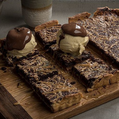 Γευστική τάρτα διπλής σοκολάτας και καραμέλας