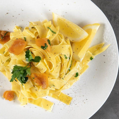 Πεντανόστιμες παπαρδέλες με αβγοτάραχο με αυτήν τη λαχταριστή συνταγή