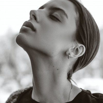 Πονάει ο αυχένας σου μετά από το μάθημα στο pc; Κάνε αυτές τις ασκήσεις