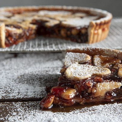 Φτιάξε μόνη σου τάρτα με μαρμελάδα φράουλα και φουντούκια