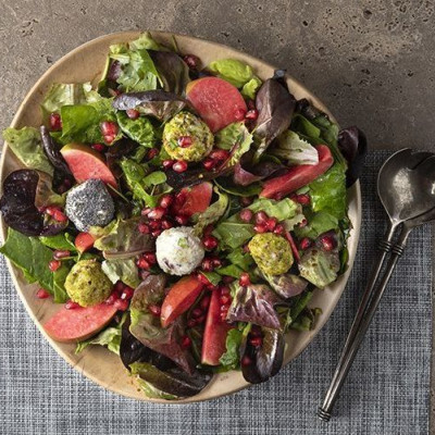 Υπέροχη σαλάτα με κόκκινα μήλα