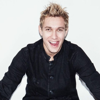 Έντουαρντ Στεργίου: Μετά το GNTM είναι παντού! Τώρα και στο Διαφάνι