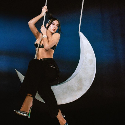 Το νέο βιντεοκλιπ της Dua Lipa παραδίδει μαθήματα ιστορίας της μόδας