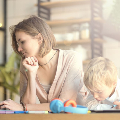 Τηλεργασία & μητρότητα: Πράγματα που θα βοηθήσουν να τα βγάλουμε πέρα