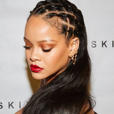 Η Rihanna ποζάρει topless και τα likes δεν σταματούν